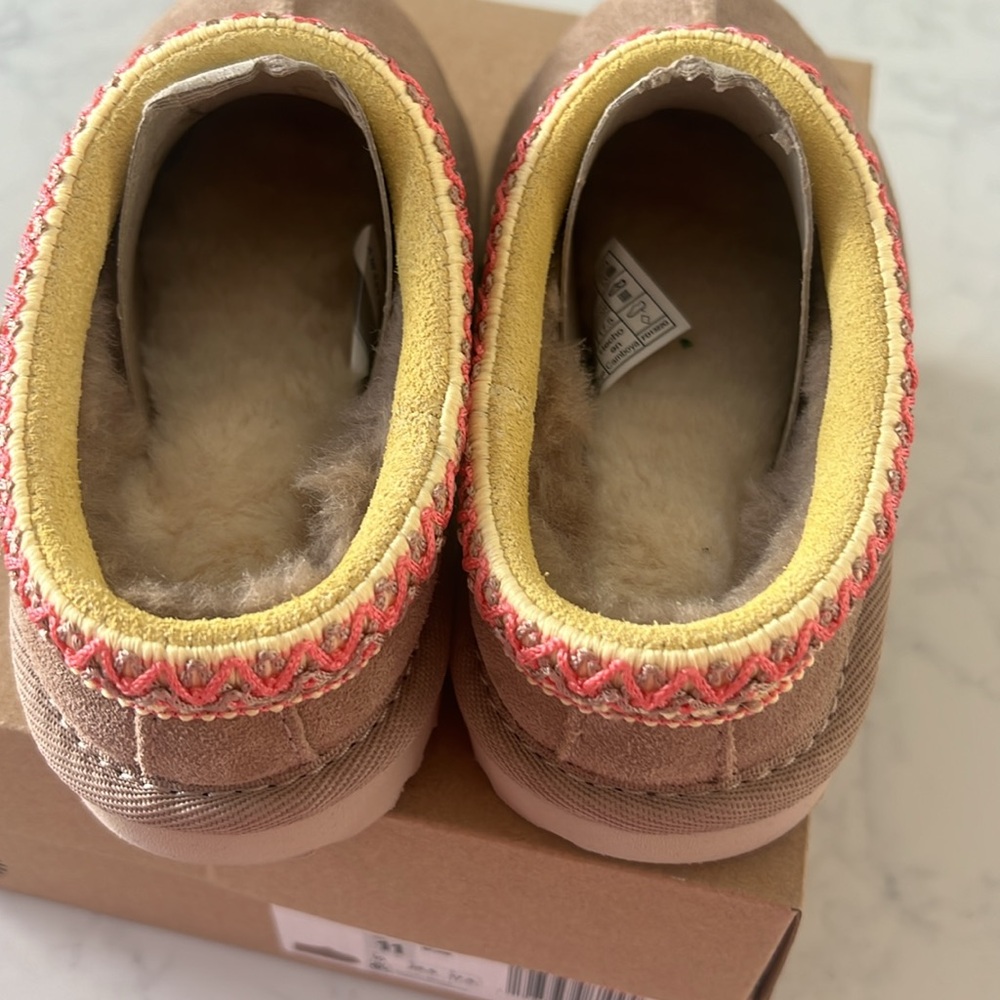 NWT Kids UGG pink and yellow Tasman. - Picture 7 of 9